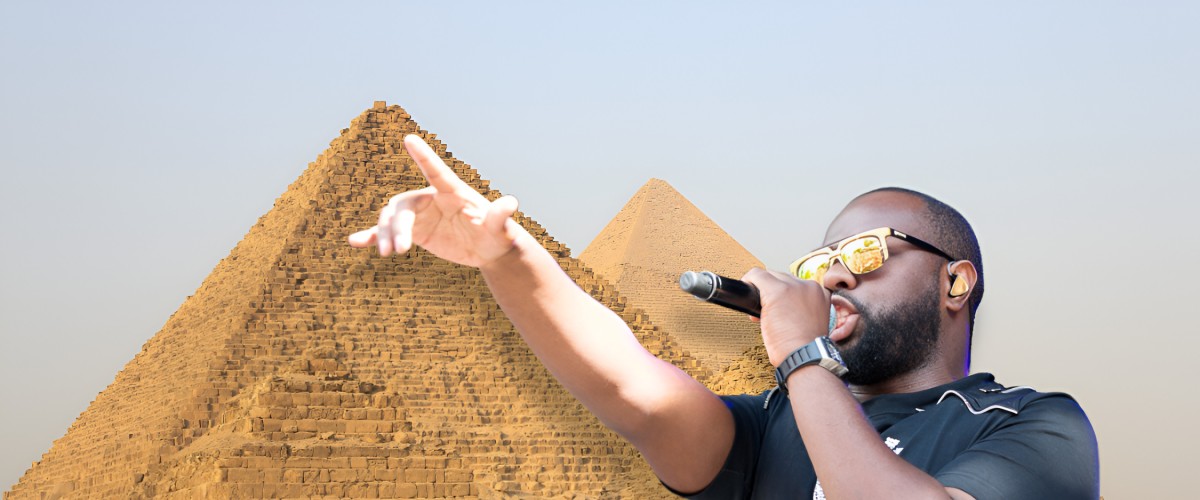 SCOOP : GIMS PLACÉ EN GARDE À VUE APRÈS AVOIR TENTÉ DE BRANCHER SON SMARTPHONE SUR UNE PYRAMIDE DU LOUVRE !