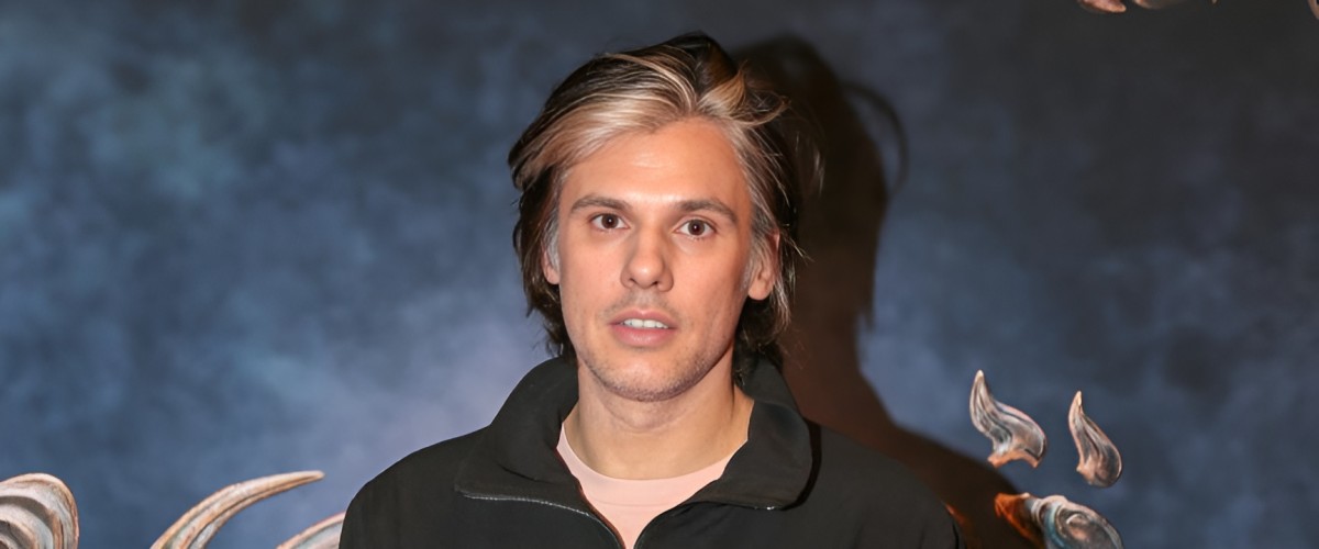 ORELSAN : 25 ANS DE RÉVOLUTION TRANQUILLE – DU MYSPACE DE CAEN AUX SOMMETS DE LA POP CULTURE !