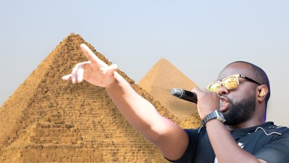 SCOOP : GIMS PLACÉ EN GARDE À VUE APRÈS AVOIR TENTÉ DE BRANCHER SON SMARTPHONE SUR UNE PYRAMIDE DU LOUVRE !